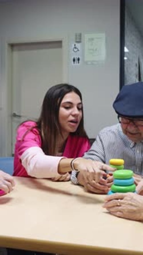 Médico que ayuda a un anciano con ejercicios de habilidades motoras