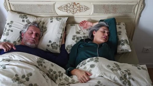 Un partenaire ronflant agace son mari allongé dans son lit
