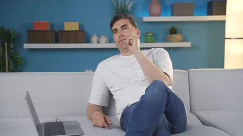 Hombre inversor en casa pensativo, pensando en el proyecto y el plan.