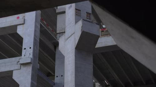 Massive Betonkonstruktionen auf einer modernen Hochbaustelle