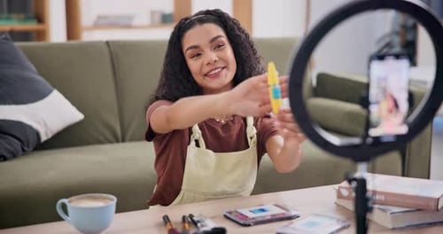 Mujer, creadora de contenido y tutorial con maquillaje para blog, podcast o máscara en el suelo de la sala de estar