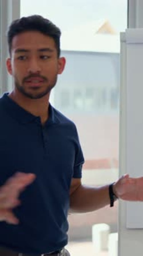 Presentador, reunión y hombre de negocios con pizarra para marketing digital, planificación e ideas