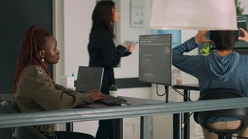 Programador de bases de datos que escribe código fuente y script en la ventana de
