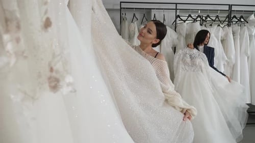 Duas lindas noivas escolhem um lindo vestido de noiva em um salão de casamento