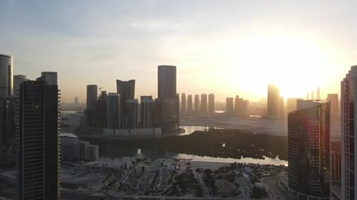 Puesta de sol en Abu Dabi Vista aérea de la isla de Al Reem rodeada de modernos rascacielos entre
