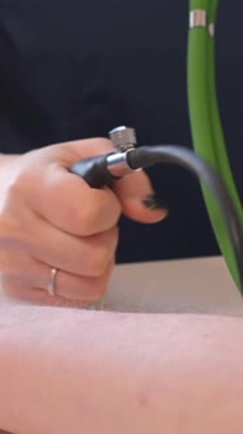 Der Arzt misst den Blutdruck des Patienten (Vertikales Video)