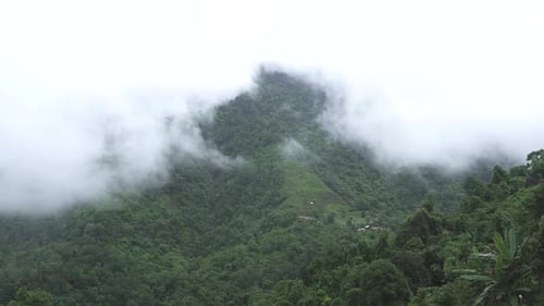 Les montagnes sont couvertes de nuages.