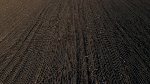 Der Flug der Drohne über das gepflügte Ackerland