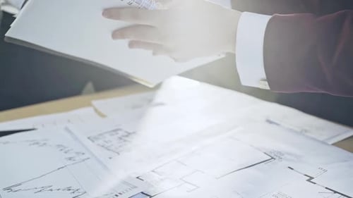 Image d'un ingénieur ou d'un projet architectural Gros plan du plan de dessin à la main de l'ingénieur sur BluePrint