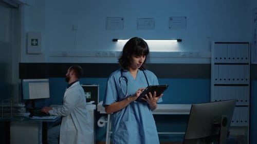 Retrato de assistente médico verificando a experiência em doenças em um laptop