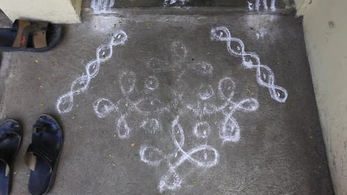 Drawing Design on Concrete, Traditional Indian Art