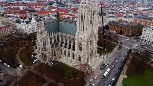 Paysage filmé par drone au-dessus de la cathédrale votivkirche avec des bâtiments de Vienne en hiver