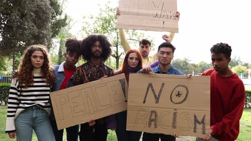 Manifestación del movimiento antirracista y por la paz mundial, protestando por los derechos - Concepto de