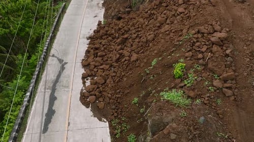 Erdrutsch und Felsstürze auf der Straße von Camiguin, Philippinen