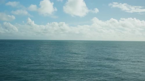 4K-Panorama-Landschaftsaufnahme des Ozeans in Zeitlupe an einem sonnigen Tag.