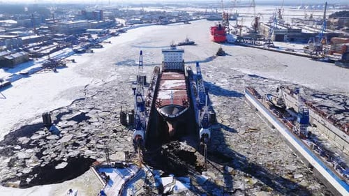 Aerial Rigas Shipyard Wintertrockendock mit Massengutfrachter und Kränen