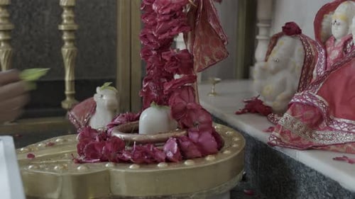 le dieu hindou Shivalinga fait la visite d'un dévot avec une offrande au temple le jour