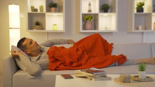 L'homme qui s'est réveillé en faisant des cauchemars dans son sommeil.