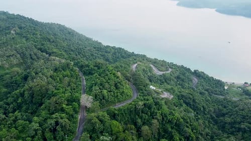 Ascensão serpentina pela exuberante Sabang