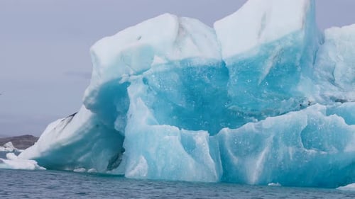 Unberührte Eisberge der Jokulsarlon-Gletscherlagune, Island.