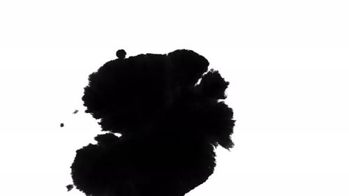 Le déversement d'encre s'étend sur la surface blanche