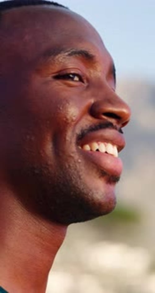 Penser, courir et sourire avec un homme noir dans la nature pour une pause d'entraînement, une vision de la remise en forme