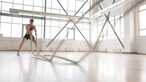 Deportista activo haciendo entrenamiento de alta intensidad en un estudio de gimnasio