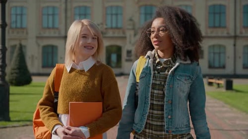 Duas pessoas multirraciais: mulheres estudantes, meninas, diversidade multiétnica, amigos, colegas de classe, garota caucasiana