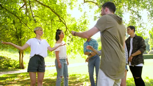 Freizeit-, Spaß- und Unterhaltungskonzept — Happy Friends tanzen auf der Sommerparty