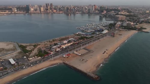 Vista desde un Zumbido de la estrecha franja terrestre y la bulliciosa bahía marítima de Luanda
