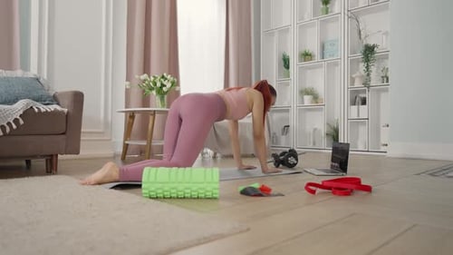 Tutoriales de acondicionamiento físico en línea para amas de casa, mujeres que entrenan en casa, analizan el portátil, un estilo de vida saludable y
