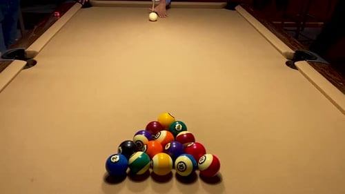 Débutant essayant de casser la table de billard américain.