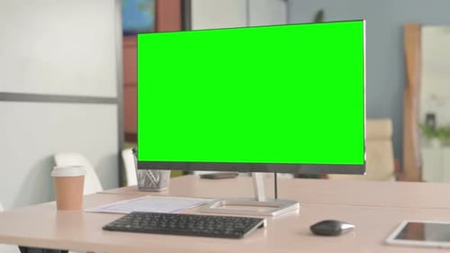 Computer mit Greenscreen im Büro