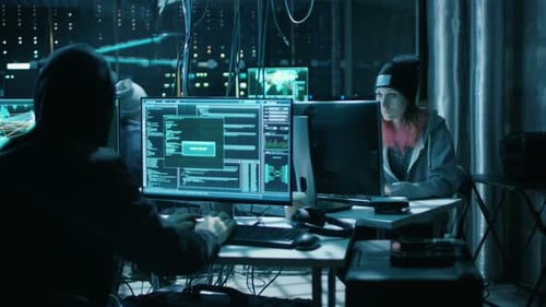 Un equipo de hackers buscados internacionalmente organiza un ataque de virus avanzado en servidores Corporativos. Pl