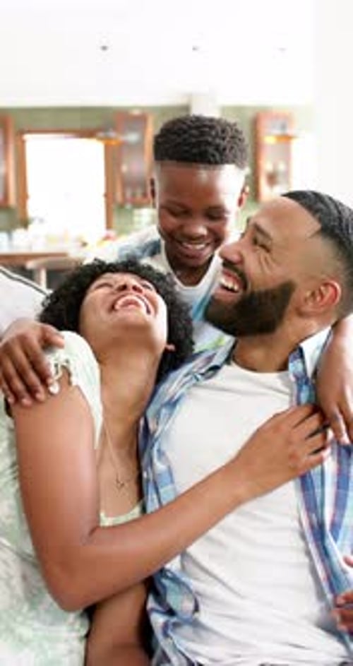 Vidéo verticale : famille diversifiée riant ensemble, intérieur lumineux