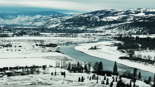 Courbes enneigées de la rivière Thompson à travers les montagnes de Kamloops