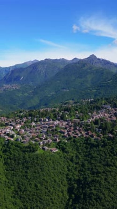 Panorama aérien impressionnant de Selvino, un village de montagne italien entouré de vastes forêts verdoyantes...