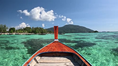 Weitblick auf den Kopf eines Langheckboots, das auf dem Meer im Andamanenmeer segelt und außerhalb der Insel taucht