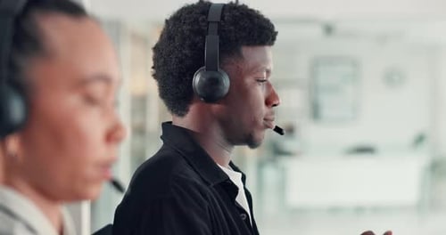 Geschäft, Mann und Gespräch mit Headset im Call Center für Beratung, Beratung und Kundenservice