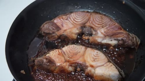 Making simmered tuna head meat