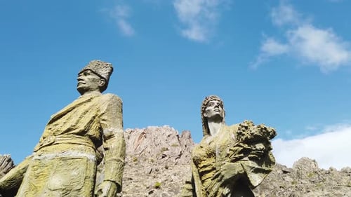 Estátua de Mustafa Kemal Ataturk em frente às colinas