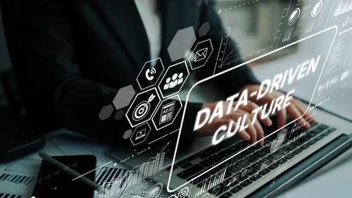 Professioneller Geschäftsmann, der am Laptop arbeitet und datengesteuerte Kultur- und Technologiekonzepte betont i