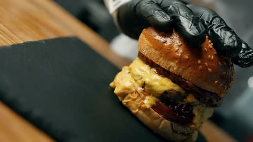 professionelle Küche: ein leckerer Burger steht zum Verzehr bereit