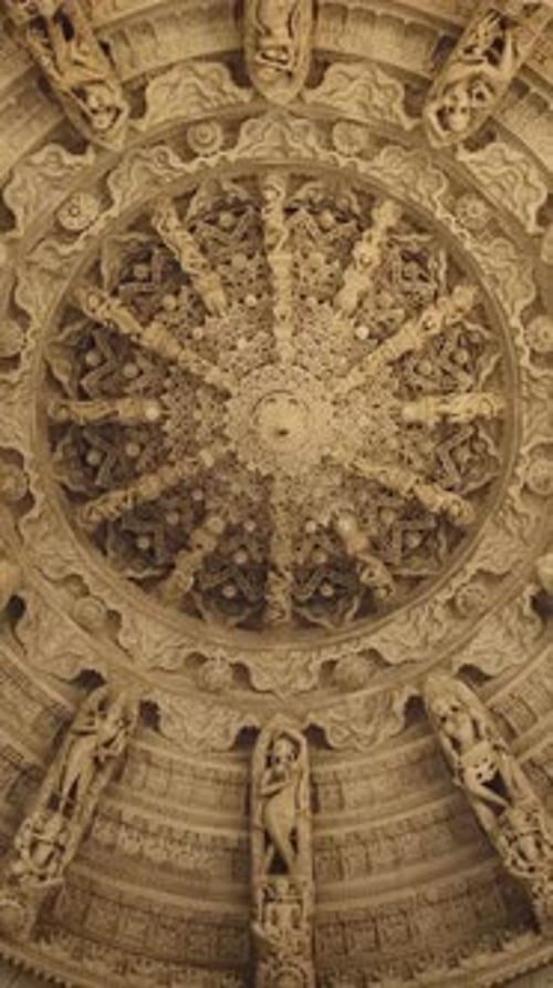 Plafond du temple jaïn de Ranakpur ou Chaturmukha Dharana Vihara Mandir à Ranakpur, Rajasthan, Inde