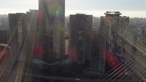 Vista aérea da ponte Estaiada, rio Pinheiros e os edifícios ao fundo, São Paulo, Brasil