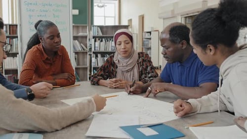 Studierende mit Migrationshintergrund arbeiten in Gruppen