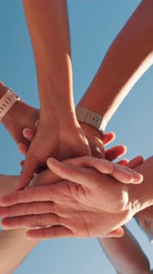 Mains, empilés et dessous avec les gens, dans le ciel bleu, pour les applaudir et exprimer leur solidarité avec la Communauté