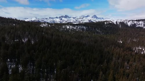Les sommets escarpés des minarets, les montagnes du sommet, la station de ski de Mammoth Lakes, le point de vue de la station de ski de Mammoth Lakes, Cal