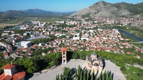 Vista panorámica aérea del monasterio de Hercegovacka Gracanica y la ciudad de Trebinje