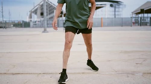 Homem de 80 anos praticando esportes e diferentes atividades ao ar livre.